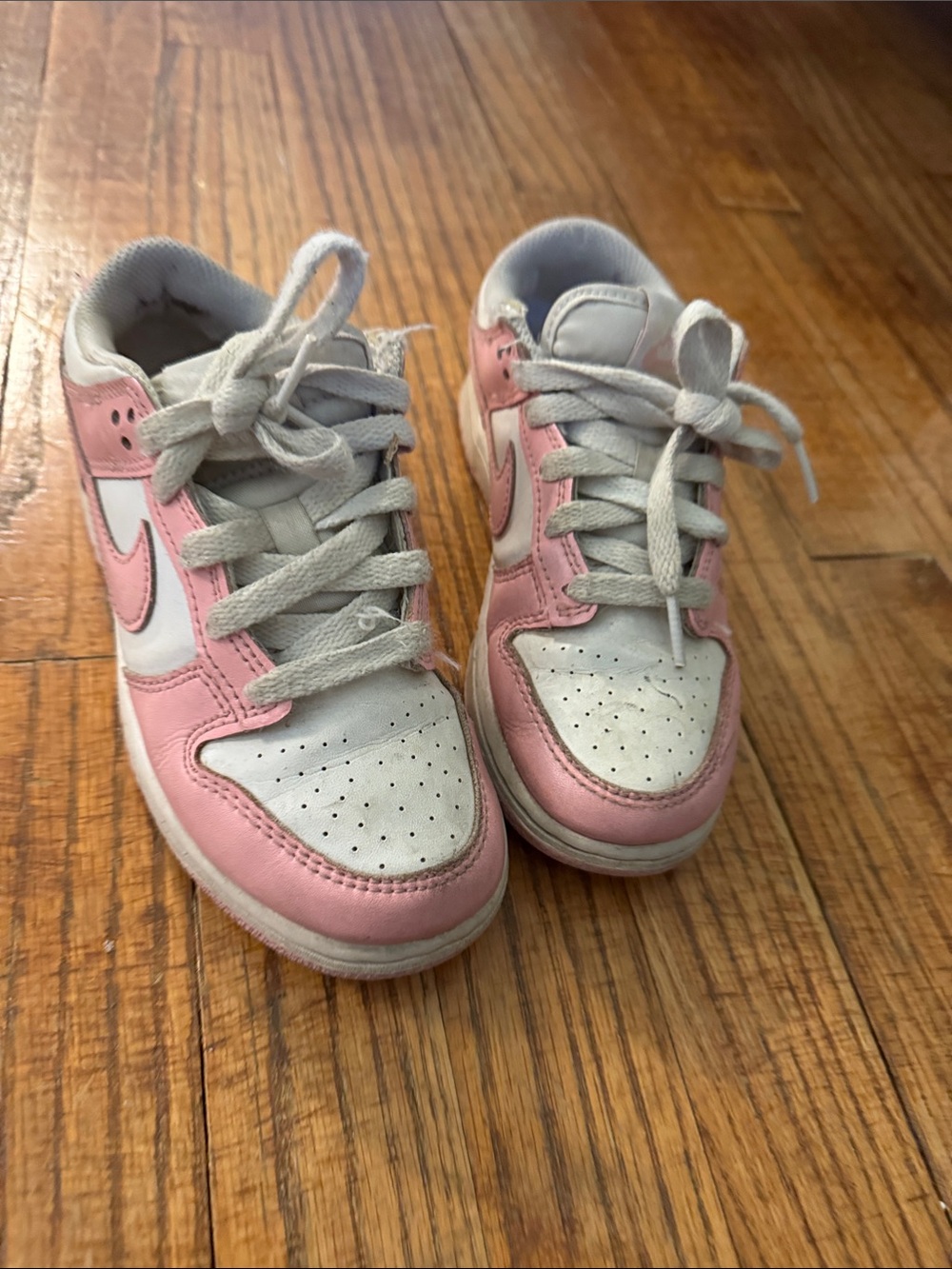 Nike Kids Low-Top Sneakers in Pink and White